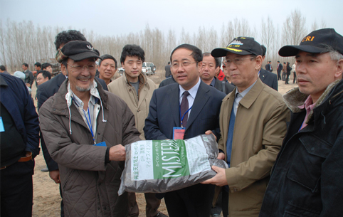 2007年4月中央統(tǒng)戰(zhàn)部副部長胡德平等領(lǐng)導(dǎo)在東達生態(tài)建設(shè)基地考察